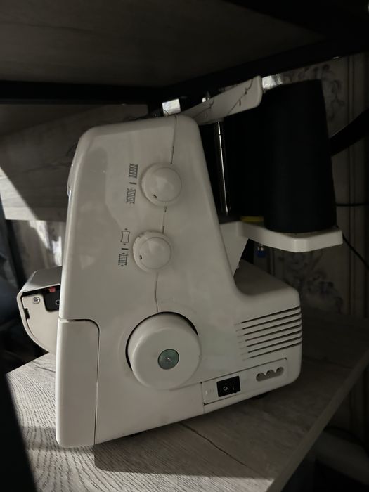 Продам оверлок janome