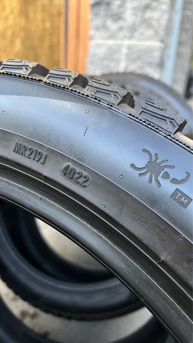 315/35 R21 — 275/40 R21 Pirelli Ice Zero 2  (шипы) Run Flat