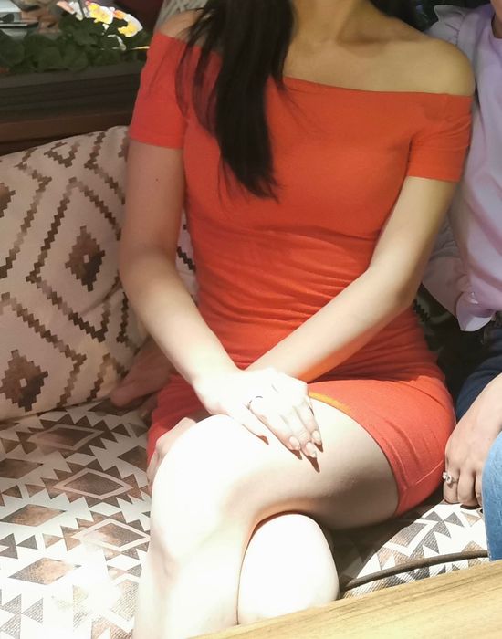 Къса червена рокля