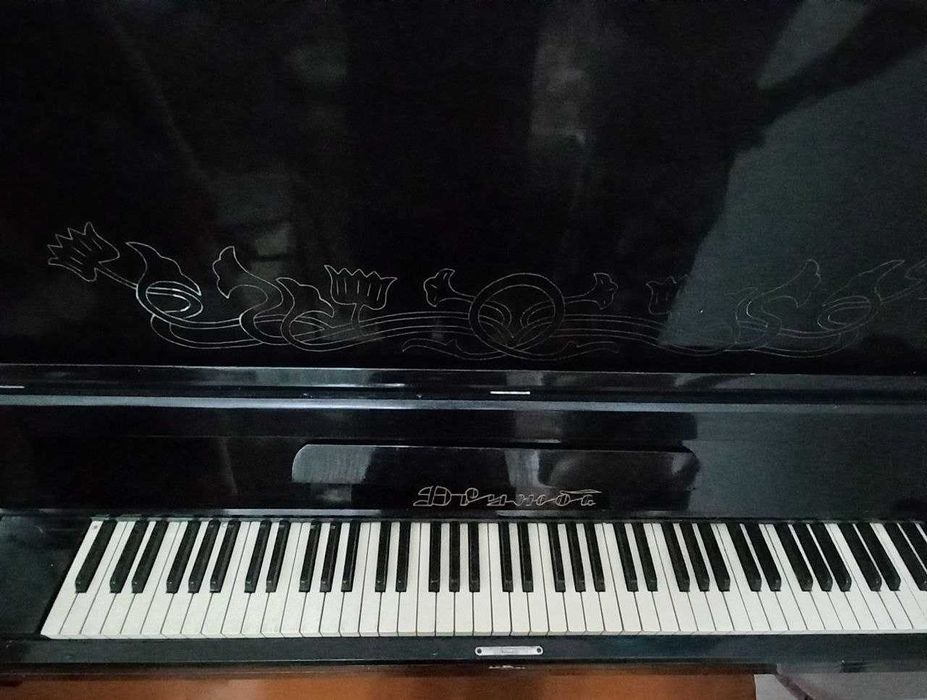 продаются пианино, коляска в хорошем состоянии и ёлка искусственная.