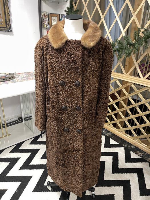 Astrahan accesorizat cu blana de vizon