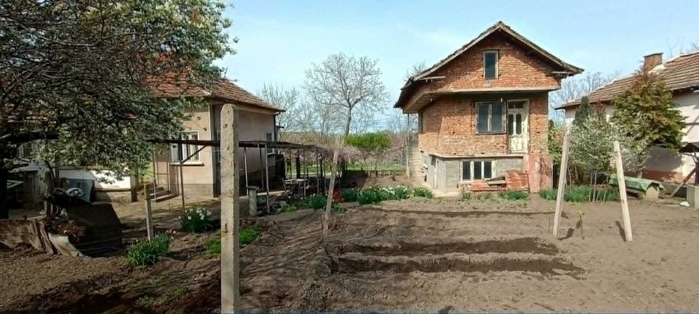 Къща с голям двор , вила и допълнителни постройки.