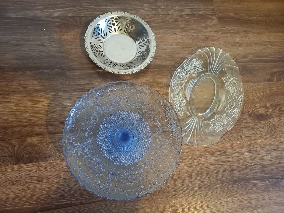 Platou cu 3 farfurii pentru servire prajituri/patiserie.
Setul nu a fost niciodata folosit fiind doar depozitat spre pastrare.
Dimensiuni
- pl