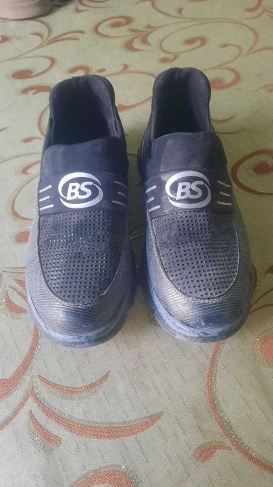 Болалар иссик оёк кийимлари сотилади