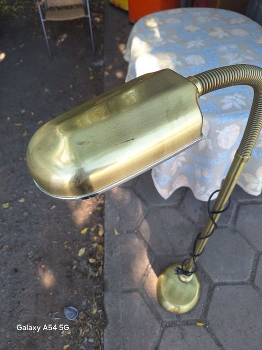 Висока месингова лампа