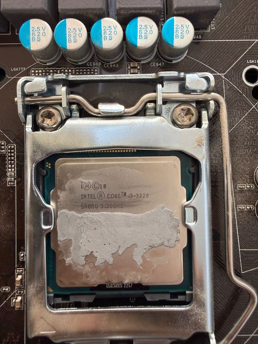 Vand placa de baza asus cu procesor intel i3