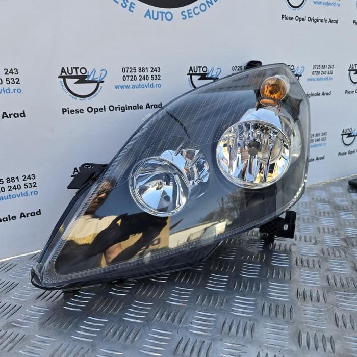 Far stanga fundal negru halogen Opel Zafira B Facelift