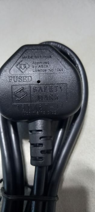 Крака за монтаж на телевизора  и захранващ кабел