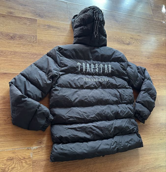 Мъжко,зимно яке TRAPSTAR в черно,с бродирани надписи навсякъде,и на гърба,и отпред
