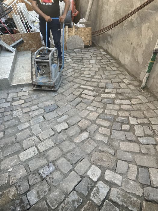 Vând piatră cubică și montez
