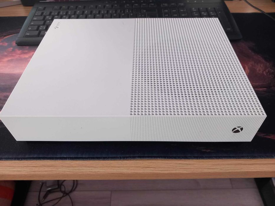 Продавам Xbox One S - All-digital Edition - 1 TБ (САМО КОНЗОЛА)