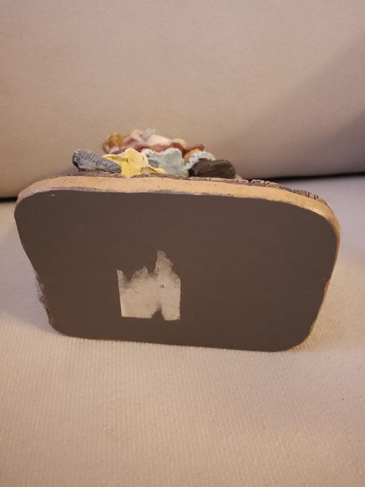 Фигура "Момиченце на дървен кон" и два самолета