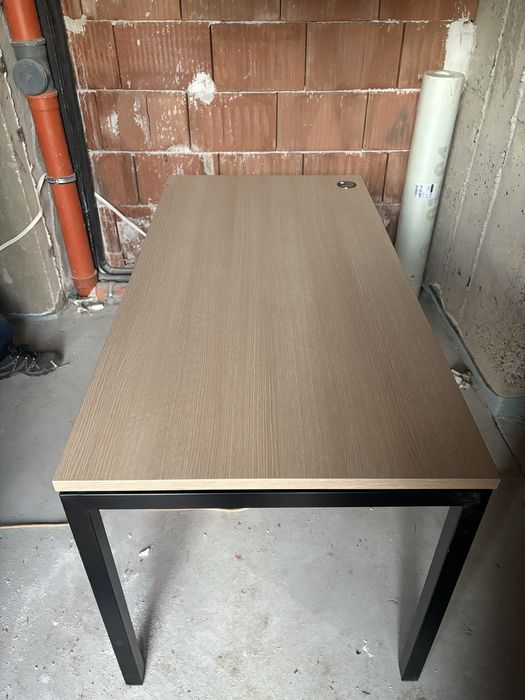 Модерно офис бюро с дървесен плот и метална конструкция