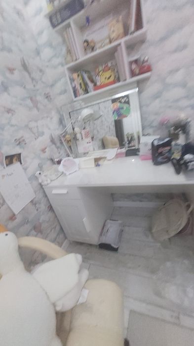 Кровать, занавеска, люстра, стол