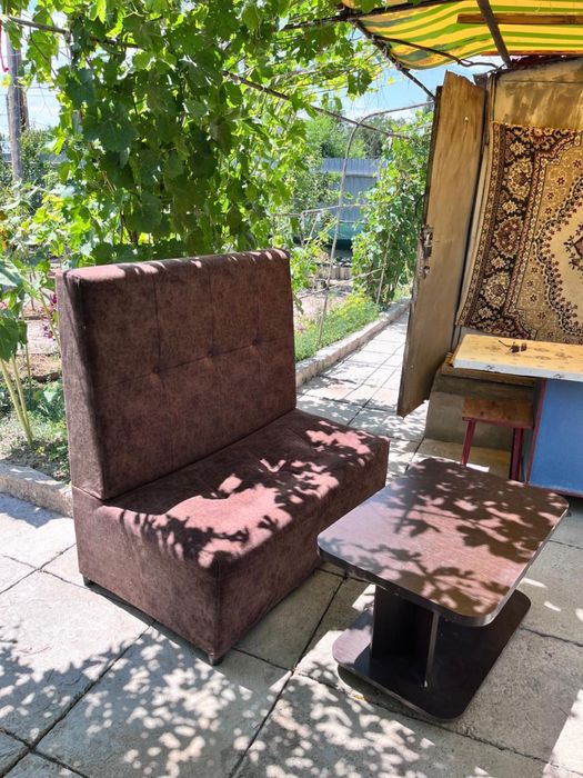 Продается несколько кресел и столик