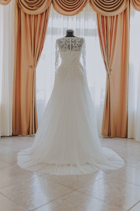 Vand rochie de mireasa NAVA Bride cu tot cu voal.