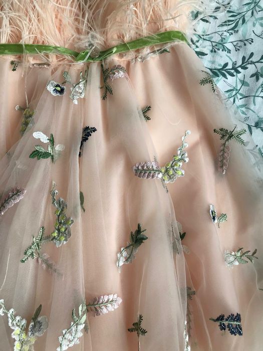 Бална/Сватбева официална рокля Junona с бродерии и естествени пера