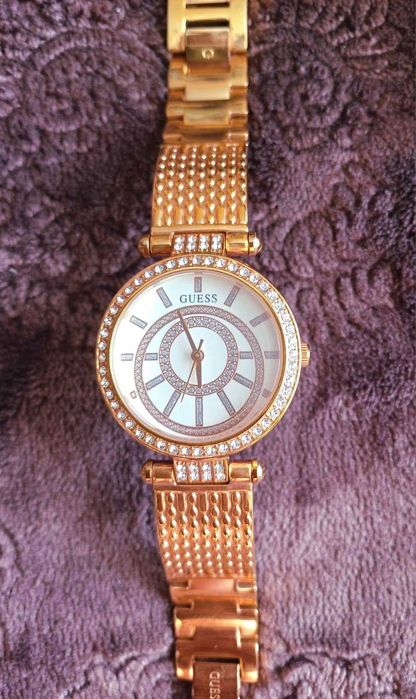 GUESS Дамски часовник - ОТЛИЧНО състояние