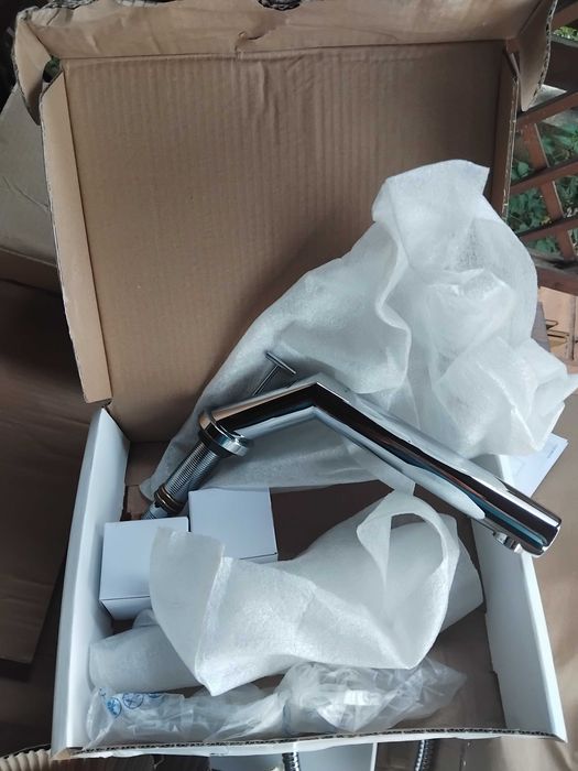 Baterie Kludi Bozz cu montaj pe cada, din patru elemente.