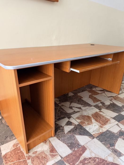 Vand birou in stare buna