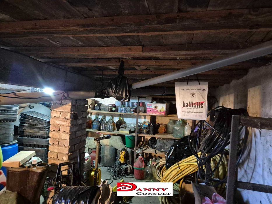 Къща с 5800 кв.м. двор в с. Климентово, обл. В.Търново