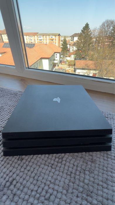 PlayStation 4 Pro + Fifa 21 + 2 manete