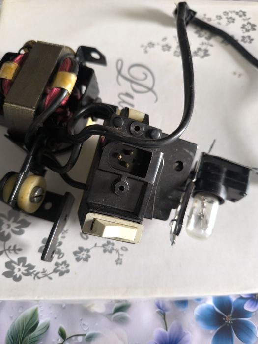 Motoare și curele pentru mașini de cusut.