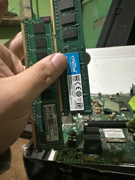 Vând sau schimb piese pentru pc