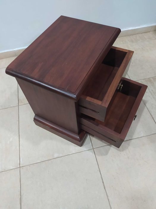 Нощни шкафчета от масивно дърво