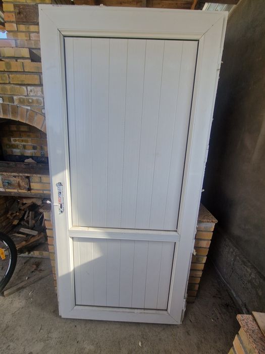 Пластиковые дверь