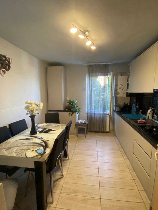 Apartament cu trei camere si pivnita dubla