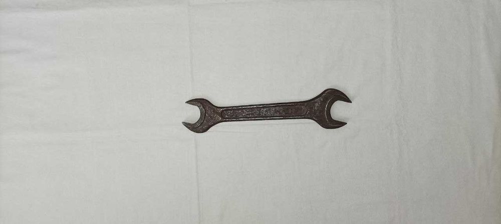 Гаечный ключ и плоскогубцы