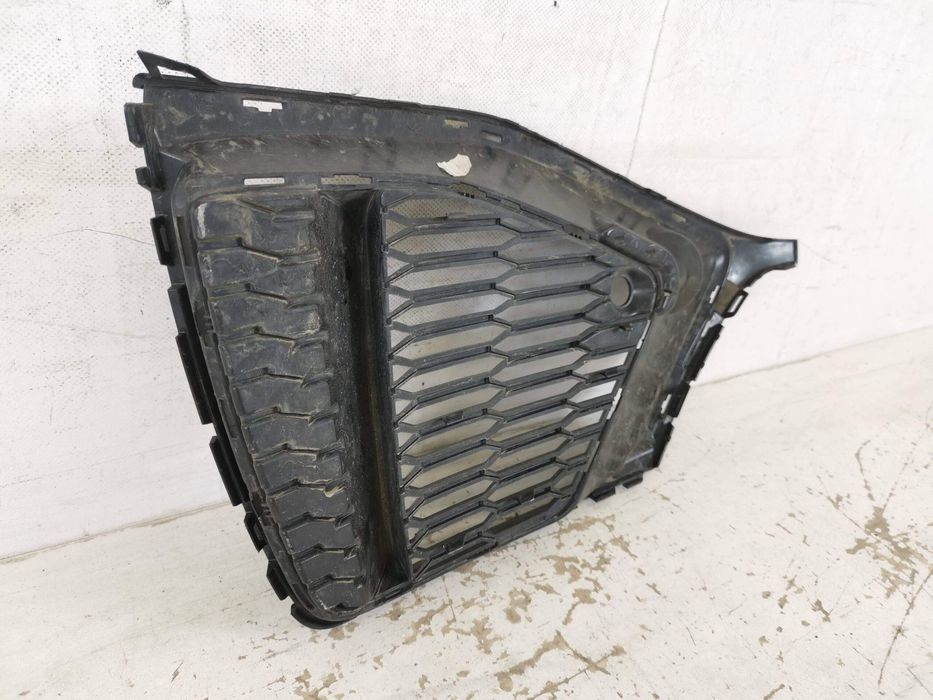 Ауди Кю8 / Audi Q8 1 [Десен проекторен радиаторен грил, оригинален, в