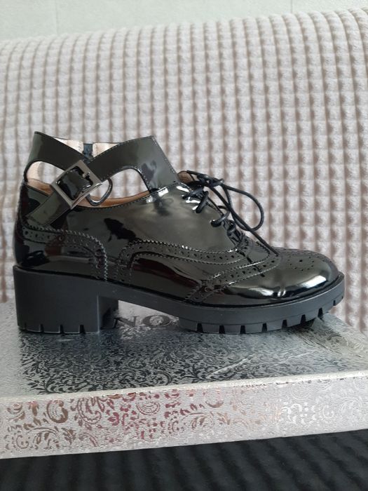 Продам ботинки женские