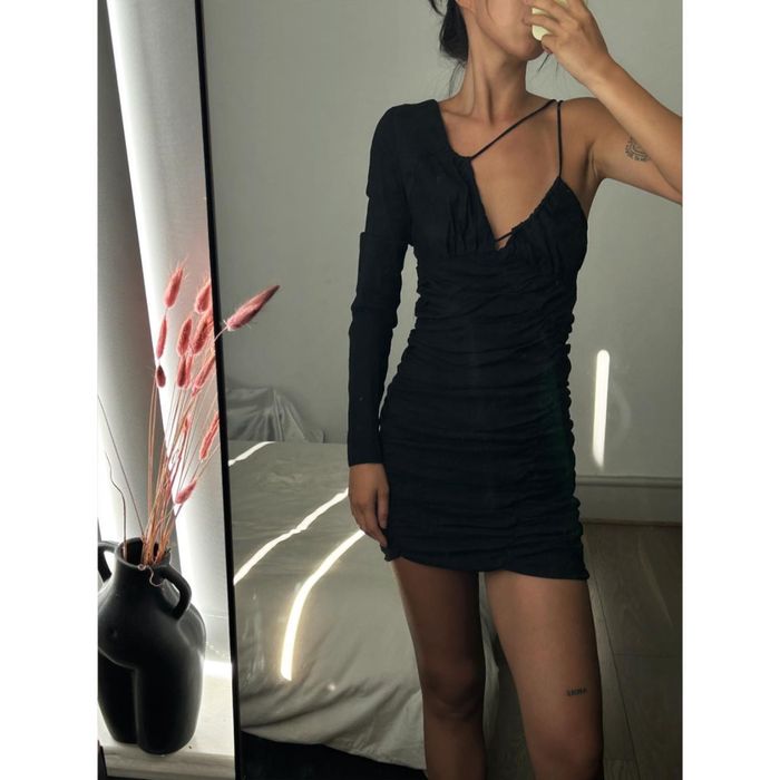 Къса черна рокля с един ръкав Na-Kd