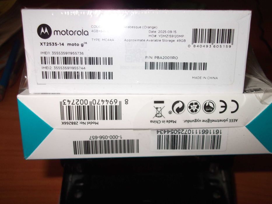 Нов телефон Motorola g 06, с преносимо зарядно, пето поколение.