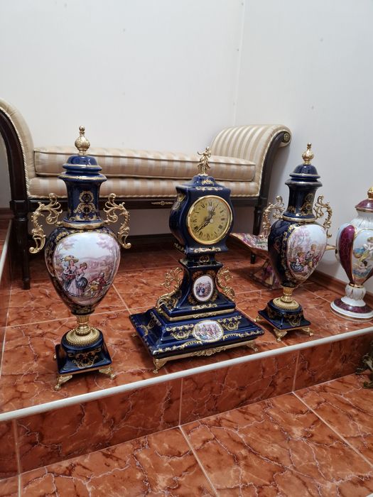 Страхотен италиански порцеланов каминен часовник с 2 декораций