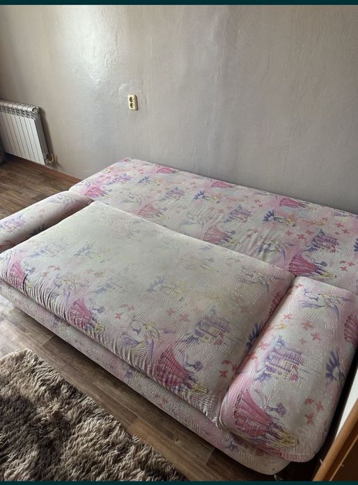 Продам детский гарнитур в розовом цвете и диван