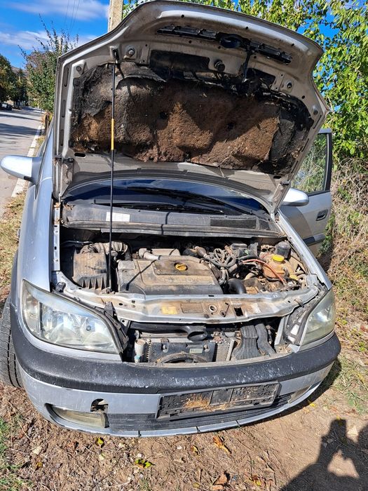 Продавам Зафира А на части