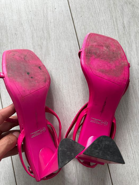 Sandale Bershka fucsia cu toc