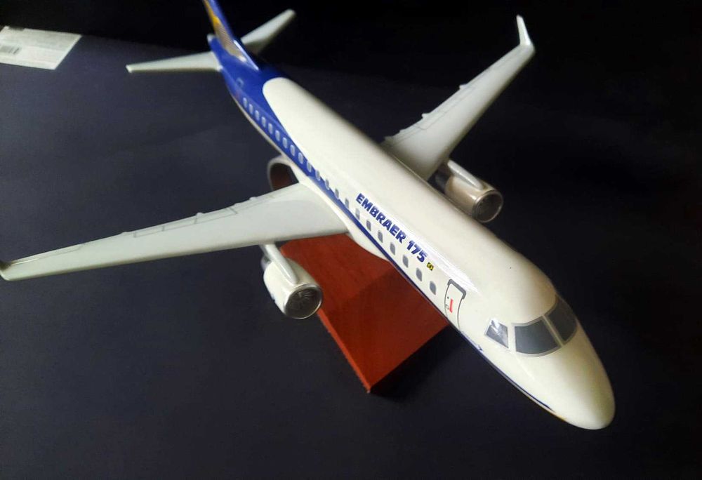 Machetă de avion de colectie Embraer 175 1:72, răsină turnată