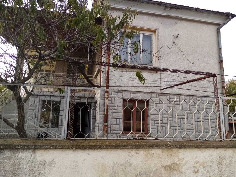 Двуетажна къща с двор