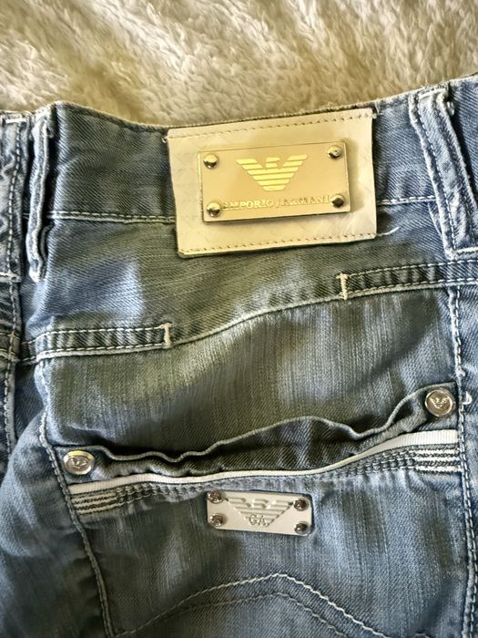 Blugi Emporio Armani originali – Design cu plăcuțe metalice