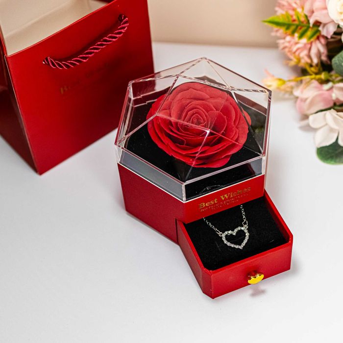 Кутия със комплект аксесоари и 12 вечни рози / Подарък за 8 ми март