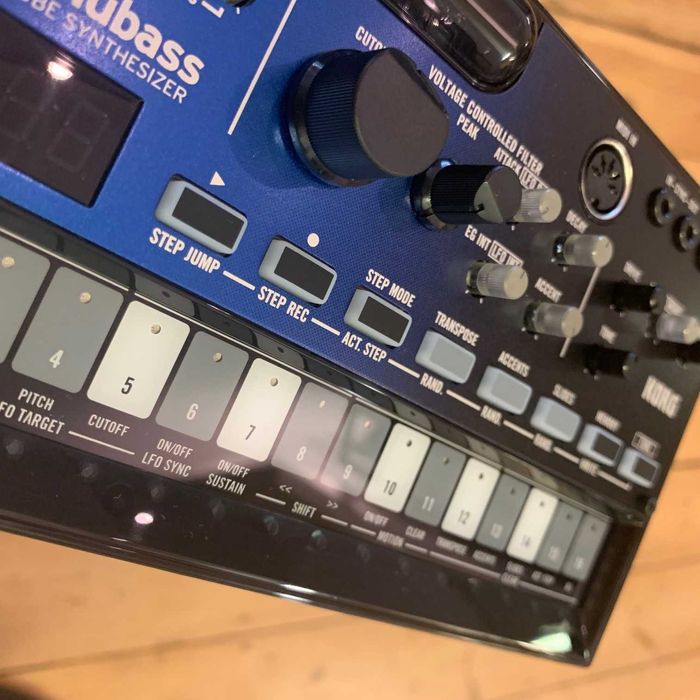 Продается синтезатор Korg Volca Nubass
