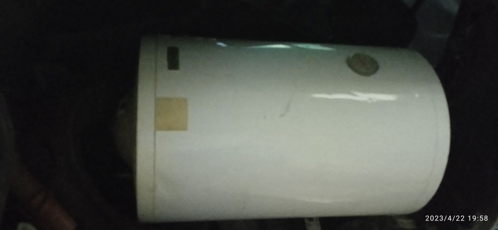 Продам срочно бойлер на 100 литров.