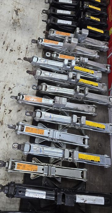 Домкраты оригинальные б/у