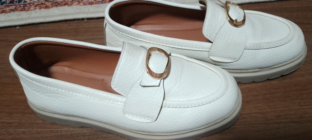 Oyoq kiyimlar sotiladi