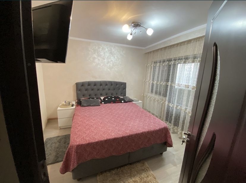 Apartament 3 camere de vanzare zona 9 Mai