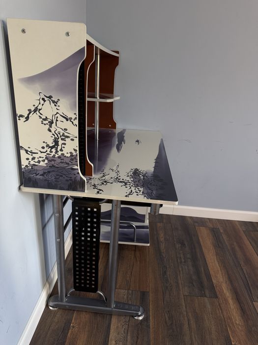 Компьютерный стол с художественным принтом